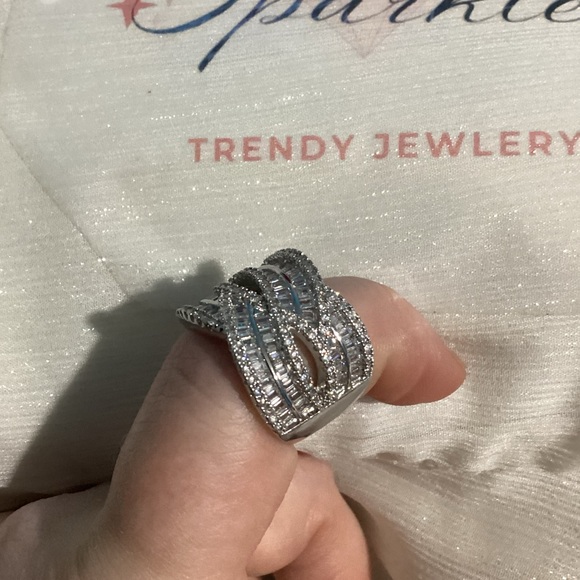 💎18k White Gold Plated Luxurious  Curvy Cz Diamond Weave large Band Ring - Picture 15 of 17